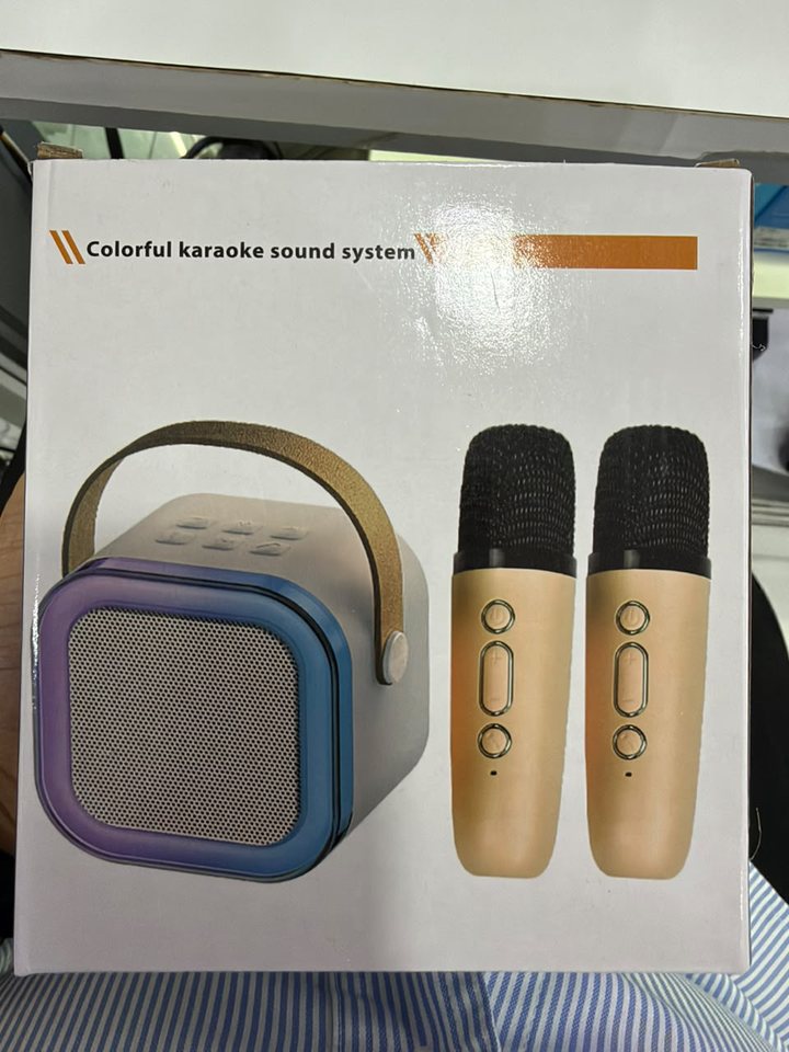 MINI BOCINA BLUETOOTH KARAOKE CON 2 MICRÓFONOS 